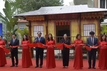 The ribbon cutting ceremony for the opening of the exhibition (Photo: NDO)