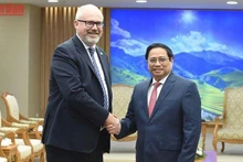 PM Pham Minh Chinh (right) receives Assistant Minister for Trade and Assistant Minister for Manufacturing of Australia Senator Tim Ayres. (Photo: NDO)