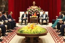 The meeting between Secretary of the Hanoi Party Committee Dinh Tien Dung (R) and Phnom Penh Governor Khuong Sreng on September 5. (Photo: VNA)