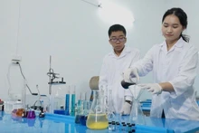 Do Ha Phuong and Nguyen Duc Thai, students from Viet Duc High School (Hoan Kiem District, Hanoi), proudly secured the first prize in the competition.