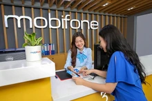 Customers conduct procedures at Mobifone.