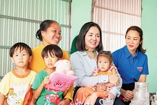 PVCFV Deputy General Director Nguyen Thi Hien hands over houses built by the company to residents of Khanh Hoi Commune, U Minh District, Ca Mau Province.
