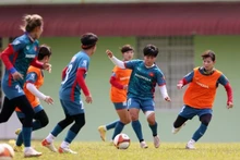 Vietnamese players in a practice session. They will meet Cambodia in the SEA Games women's football semi-final round on May 12. (Photo: VFF)