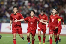 Vietnam’s Ngan Thi Van Su (number 21) celebrates scoring their first goal with teammates. (Photo: VNA)