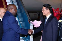 Vietnam's Minister of Science and Technology Nguyen Manh Hung welcomes Burundi President Evariste Ndayishimiye at Noi Bai Airport on April 3. (Photo: VNA)
