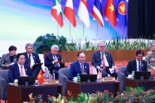 Vietnamese PM Pham Minh Chinh (front, first from left) attends the ASEAN leaders' interface with AIPA representatives in Kuala Lumpur on May 26. (Photo: VNA) 