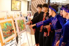 Best entries of the contest displayed to visitors at the award ceremony (Photo: VNA)