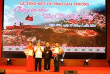 The contest’s second prize winners honoured at the ceremony (Photo: VNA)