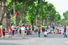 The walking space around Hoan Kiem Lake (Photo: infonet.vn)