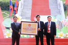 Son La receives a certificate recognising the Vietnam-Laos revolutionary historical relic site as a special national relic site. (Photo: NDO)