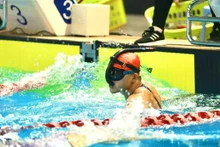 Nguyen Thanh Loc wins a gold medal for the Vietnamese finswimming team. (Photo: VNA)