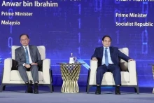Prime Minister Pham Minh Chinh and Malaysian Prime Minister Anwar Ibrahim attend the discussion session. (Photo: VNA)