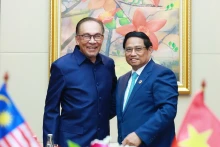 Prime Minister Pham Minh Chinh (R) and Malaysian Prime Minister Anwar Ibrahim at a meeting in October 2024. (Photo: Duong Giang/VNA)