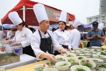Artisans prepare pho for guests at the 2024 Pho Festival. (Photo: ND)