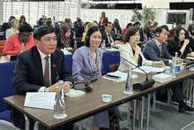 Bui Van Cuong (first, left), Secretary General of the National Assembly (NA) and Chairman of the NA Office, and other members of the Vietnamese delegation attend the ASGP meeting in Bahrain. (Photo: VNA)