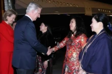 Delegates welcome Belgian King Philippe and Queen Mathilde at Noi Bai International Airport. (Photo: An Dang/VNA)