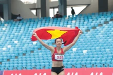 Huynh Thi My Tien finishes first in the women's 100m hurdles with a record of 13.50 seconds on May 10 at the ongoing 32nd SEA Games in Cambodia. (Photo:hanoimoi.com.vn)