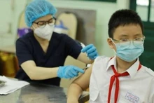 A student gets vaccinated against COVID-19 at the Hong Bang Junior High School in District 5, Ho Chi Minh City. (Photo: VNA)