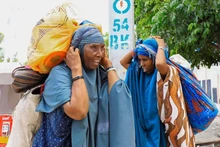 Civilians flee following gunfire between factions within Somalia's security forces near KM4 in Hodan district of Mogadishu, Somalia April 26, 2021. (Photo: REUTERS) (Illustrative image)
