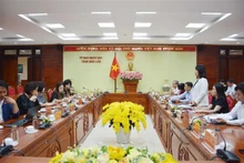 Vice Chairman of the People's Committee of Dak Lak province H'Yim Kdoh holds a working session with the RoK delegation. (Photo: VNA)