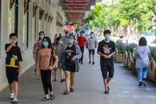 People are requested to wear masks in public places including public transportation vehicles, trade centres, supermarkets and traditional markets (Photo: VNA)