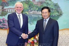 Permanent Deputy Prime Minister Pham Binh Minh (R) and State Secretary in the German Federal Ministry for Economic Cooperation and Development Jochen Flasbarth at the meeting. (Photo: VNA)