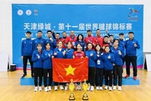 The Vietnamese delegation poses for a photo after winning the men's and women's singles titles at the World Shuttlecock Championships. (Photo: VNA)