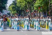 Ao Dai (Vietnamese traditional dress) performance in 2023 Hanoi Autumn Festival