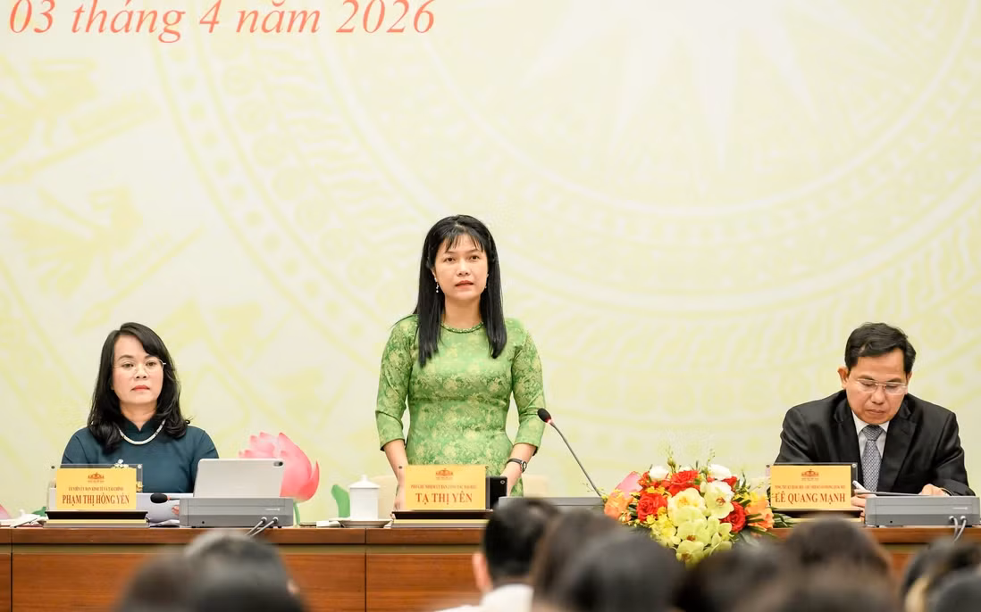 Vice Chairwoman of the NA Committee for Deputy Affairs Ta Thi Yen speaks at the press conference. (Photo: phunuvietnam.vn)