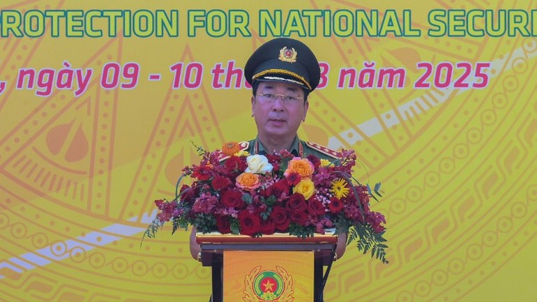 Lieutenant General Tran Quoc To delivers the opening speech. (Photo: nhandan.vn) poilic-music-festival-09825-1.jpg