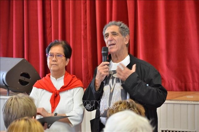 Nguyen Ngan Ha, founder of the “Hop ca Que huong” choir in France at the Viet Nam Day event in Voves. (Photo: VNA)