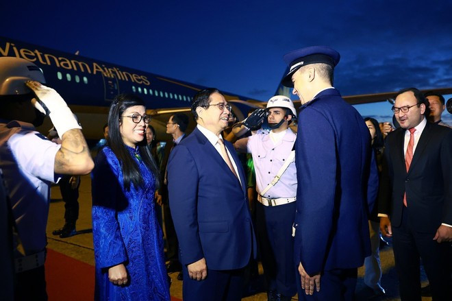 PM Pham Minh Chinh and his spouse are welcomed at Galeao Airport in Rio de Janeiro city. (Photo: VNA) PM Pham Minh Chinh and his spouse are welcomed at Galeao Airport in Rio de Janeiro city. (Photo: VNA)