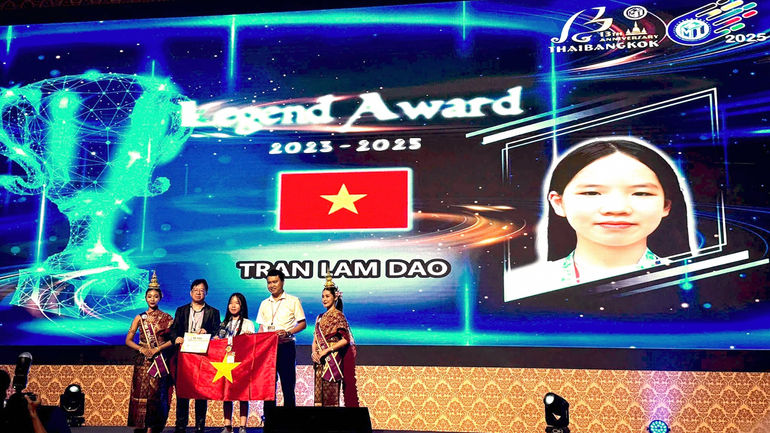 Tran Lam Dao was honoured with the award. (Photo: nhandan.vn) tranlamdao-giaithuong-30725.png