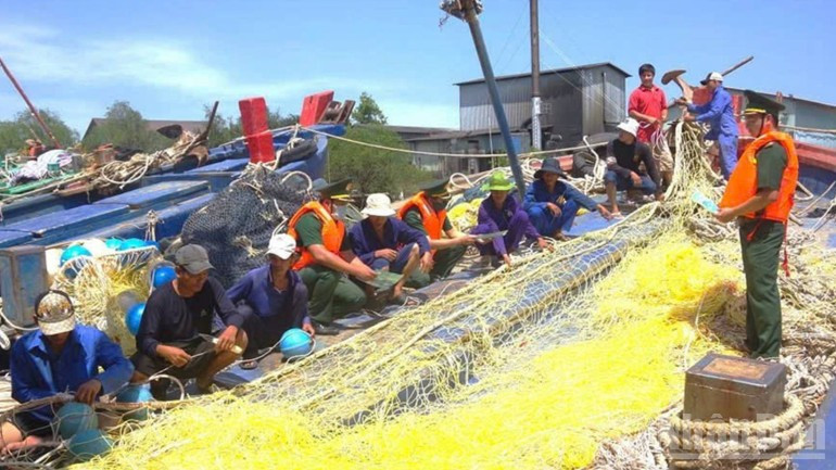 Communication and advocacy efforts to encourage fishermen to combat IUU fishing in Vinh Long achieved remarkable results. (Photo: HOANG TRUNG) vinh-long-chong-iuu-12825-5.jpg