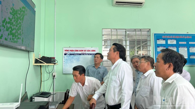 Provincial leaders inspect the voyage monitoring devices installed on fishing vessels operating at sea. (Photo: HOANG TRUNG) vinh-long-chong-iuu-12825-1.jpg