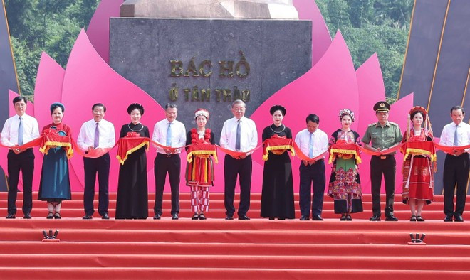 Party General Secretary To Lam and delegates cut the ribbon to inaugurate the monument dedicated to President Ho Chi Minh in Tan Trao on August 14. (Photo: VNA) Party General Secretary To Lam and delegates cut the ribbon to inaugurate the monument dedicated to President Ho Chi Minh in Tan Trao on August 14. (Photo: VNA)