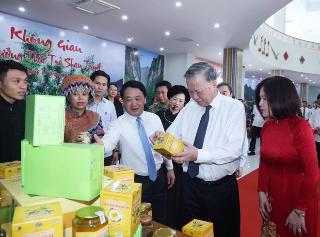 Party General Secretary To Lam and delegates explore typical products of Tuyen Quang on the working session's sidelines. (Photo: VNA) Party General Secretary To Lam and delegates explore typical products of Tuyen Quang on the working session's sidelines. (Photo: VNA)
