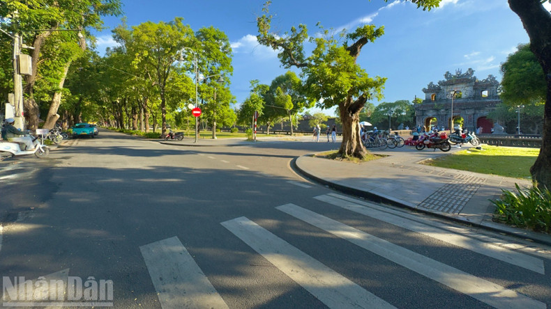 Named after the celebrated female poet Doan Thi Diem, this tranquil street is shaded by rows of ancient trees. viet-nam-tien-buoc-hue-14825-4.jpg