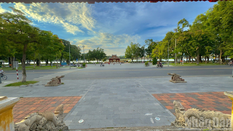 Each stretch of road is a layer of memory, beautiful in scenery and rich in history, making every step in this walk an extension of the ongoing story of a Viet Nam that is changing day by day. viet-nam-tien-buoc-hue-14825-7.jpg