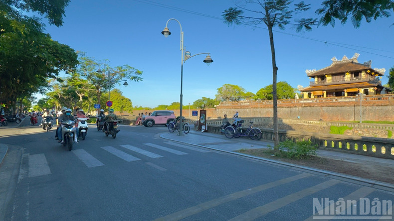 Dang Thai Than Street opens up a space close to historic architectural works, leading to Le Huan Street – a road lined with the imposing walls of the old citadel. viet-nam-tien-buoc-hue-14825-5.jpg
