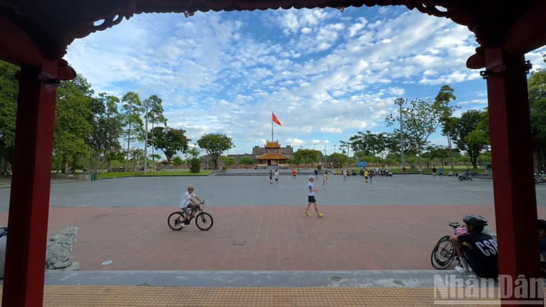 Starting from Nghinh Luong Pavilion, right beside Phu Van Lau and at the foot of the Flag Tower, walkers will follow Le Duan Street – a riverside thoroughfare that has witness many historic events. viet-nam-tien-buoc-hue-14825-2.jpg