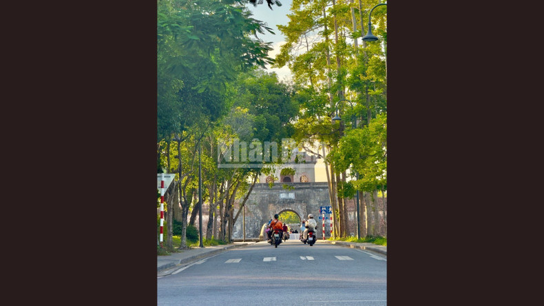 The journey continues along August 23 Street, a name commemorating the day Thua Thien Hue seized power in 1945, marking a proud historical milestone. This path leads the group through Quang Duc Gate, closing the loop and returning to Nghinh Luong Pavilion. viet-nam-tien-buoc-hue-14825-6.jpg