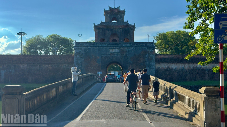 From here, the group will pass through Cua Ngan, a small gateway into the Imperial City, before turning onto Doan Thi Diem Street. viet-nam-tien-buoc-hue-14825-3.jpg