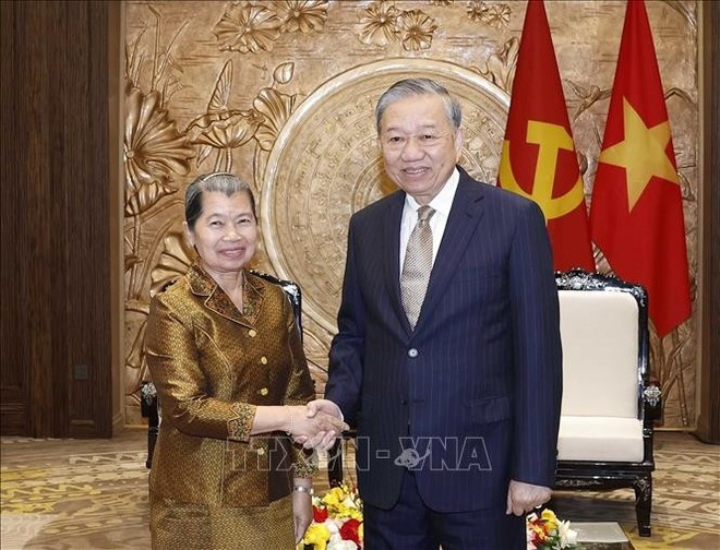 General Secretary of the Communist Party of Vietnam Central Committee To Lam (right) receives Vice President of the Cambodian People’s Party Men Sam An on January 26. (Photo: VNA)