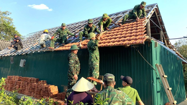 Officers and soldiers of Ca Xeng Border Guard Station, Quang Tri, helping to eliminate temporary and dilapidated houses for residents. (Photo: GIANG-DINH) xathoatngheo-23925-1.jpg