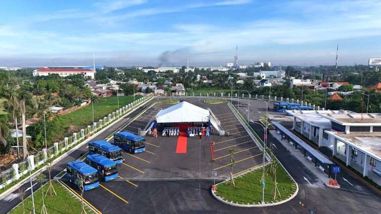 The newly constructed Hoc Mon bus station, now in operation, will be equipped with charging stations for public passenger transport. (Photo: QUY HIEN) xe-bus-dien-23925-1.jpg
