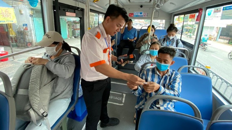 A newly tendered electric bus route launched in August has already attracted passengers. (Photo: QUY HIEN) xe-bus-dien-23925-2.jpg