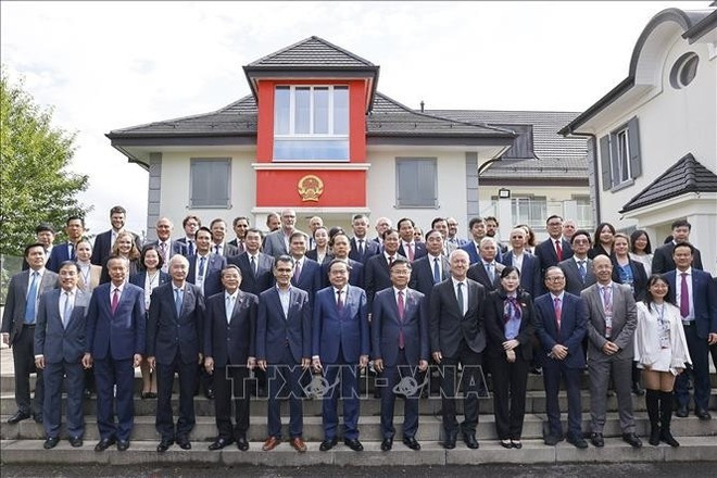 National Assembly Chairman Tran Thanh Man (front, sixth from left)poses for a group photo with fellow delegates. (Photo: VNA) National Assembly Chairman Tran Thanh Man (front, sixth from left)poses for a group photo with fellow delegates. (Photo: VNA)