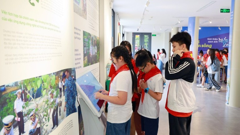 The exhibition space is equipped to support students in accessing and exploring useful information. giaoducyeunuoc-24825-7.jpg