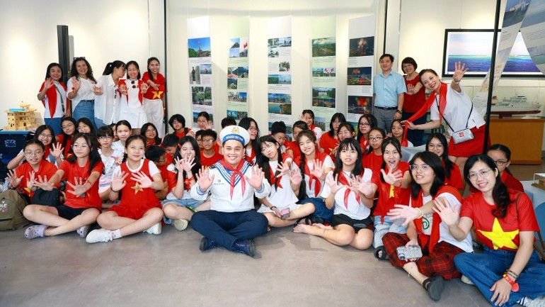 Nguyen Trung Hieu always keeps his old uniform, wishing to have more exchanges with students. (Photo: nhandan.vn) giaoducyeunuoc-24825-6.jpg